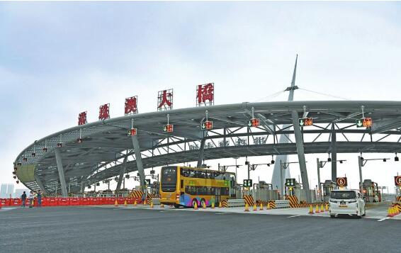 港珠澳大橋通車首日澳門口岸查驗出入境旅客逾1.2萬人次，通關(guān)環(huán)境和運作情況良好