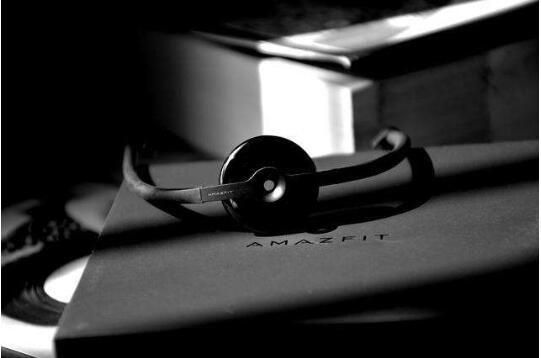 首飾化、珠寶化是可穿戴設(shè)備的一種發(fā)展趨勢，智能配飾都會成為下一個風(fēng)口浪尖