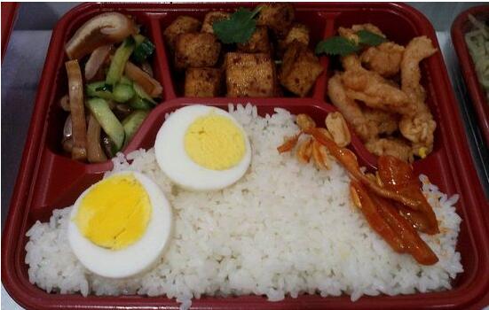 我國快餐行業(yè)起步晚，發(fā)展快，綠色食品將更為人們所重視?