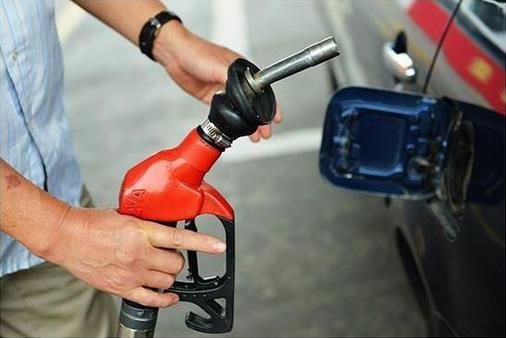 國內(nèi)油價料迎來“三連跌”，創(chuàng)有史以來最大的下調(diào)幅度