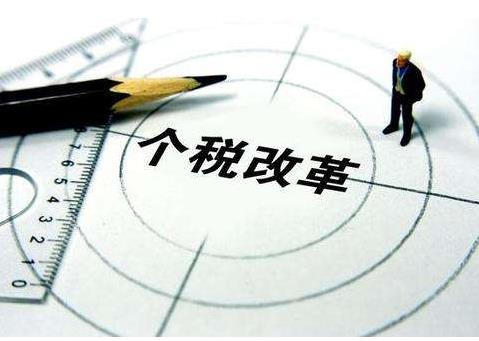 11月份，全國一般公共預(yù)算收入10775億元，同比下降5.4%，支出16431億元，同比下降0.8%??