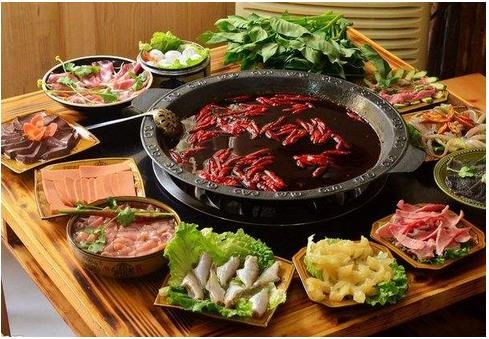 火鍋行業(yè)由于它的消費(fèi)特征的特殊性，有廣泛的消費(fèi)群體，前景廣闊