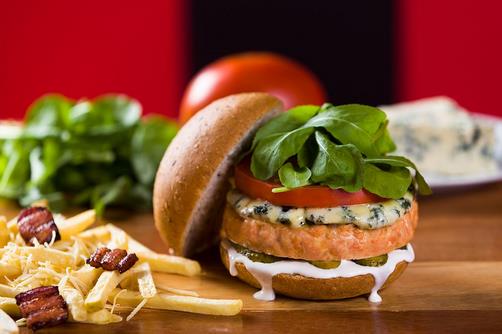 隨著中國經(jīng)濟(jì)的不斷發(fā)展，人們生活水平不斷提高，西式快餐市場需求之龐大無法估量